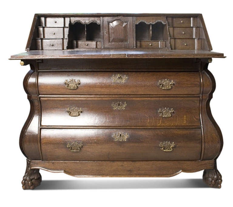 18th century Dutch secretaire made of oakwood.
This secretaire has three drawers and several storing units inside.
Originates The Netherlands, dating circa 1780.