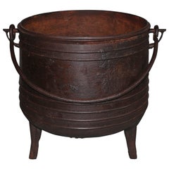 Pot ou bouilloire en fonte du début du XIXe siècle