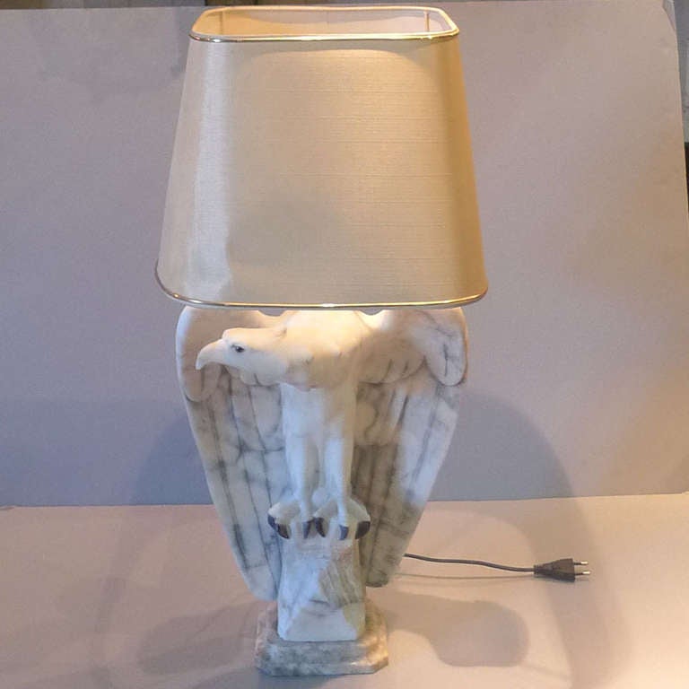 20th century lamp which base is made of marble representing an eagle.
This lamp is in perfect condition and works. We sell this piece without the lampshade.
Originates France, dating circa 1920.