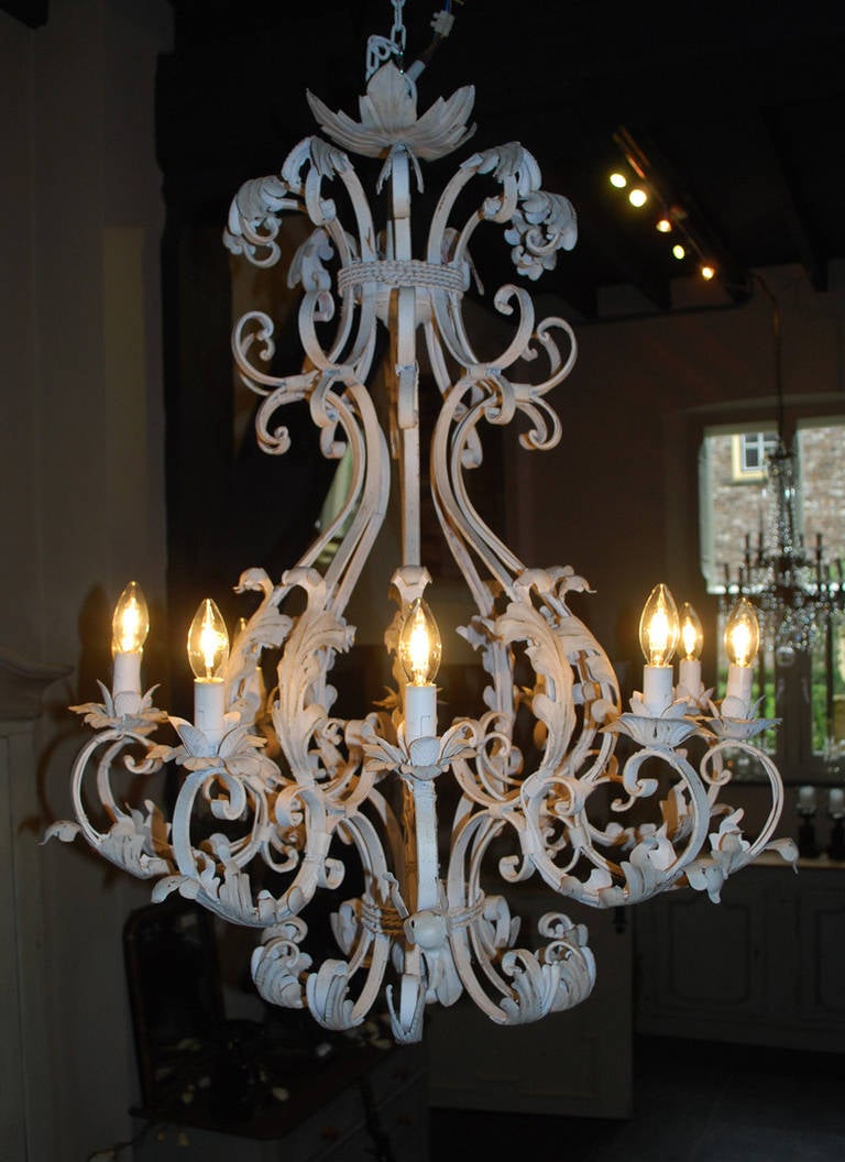 Beautifull white painted chandelier with 10 lights.
New electric wiring.
Originates France, dating app 1920.