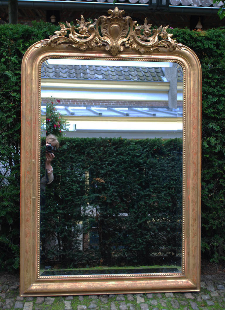 19th c. gold gilded mirror.
Originates France, dating app. 1880.