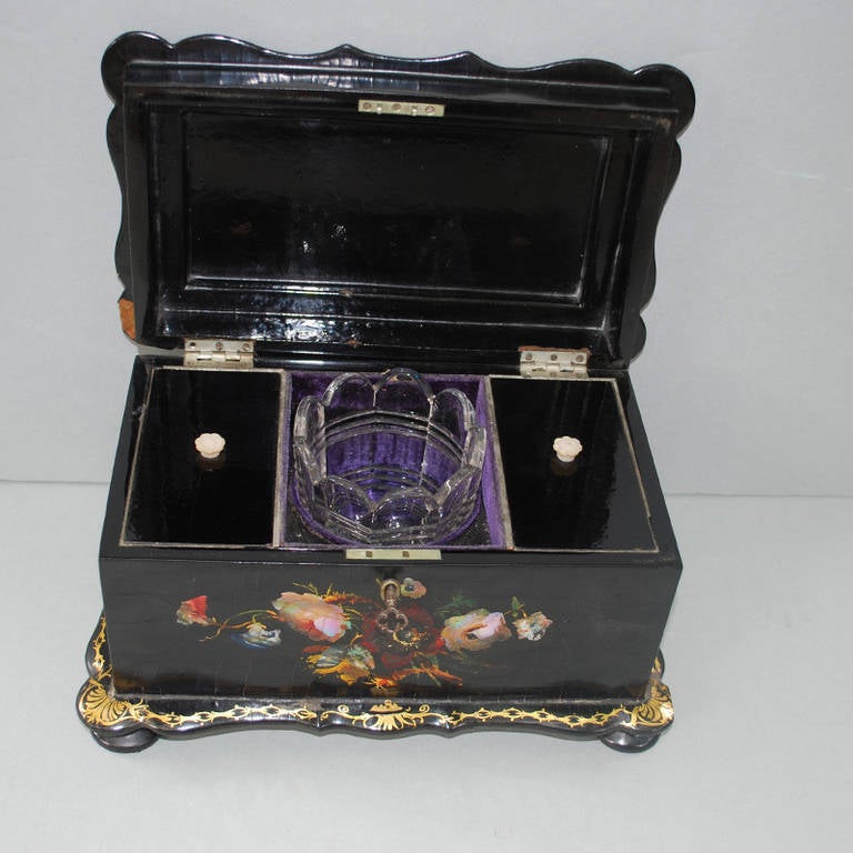 19th Century Hand-Painted Mother-of-Pearl Inlaid Tea Caddy In Good Condition In Casteren, NL