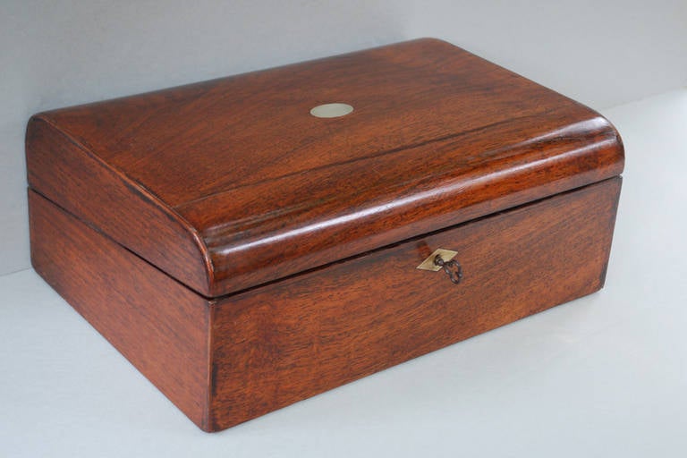 19th century mahogany writing box with green leather desk top, original key and several (secret) storage compartments.
Originates England, dating circa 1880.