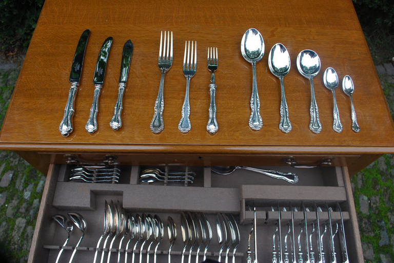 Set of 90 pieces Mappin & Webb Silver Plated Cutlery in Cabinet In Excellent Condition In Casteren, NL