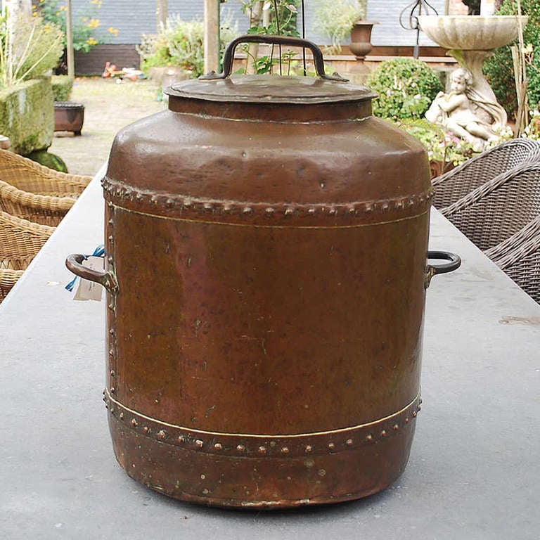 This exceptional large copper container was used in bakeries to put out a big quantity of hot coals.
Originates Holland, dating app. 1680.