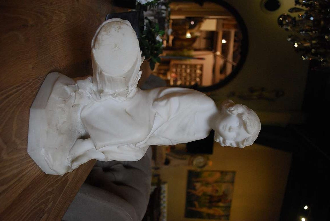 20th c. marble statue made and signed by the italian artist Guglielmo Pugi (1775-1935)
Depicting a young girl on a tree trunk.
Originates Italy, dating app. 1900
