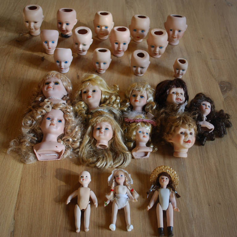 têtes de poupées anciennes en porcelaine du 20e siècle, de tailles et d'âges différents.
25 articles au total.
Originaire de France, datant d'environ 1950-1960.