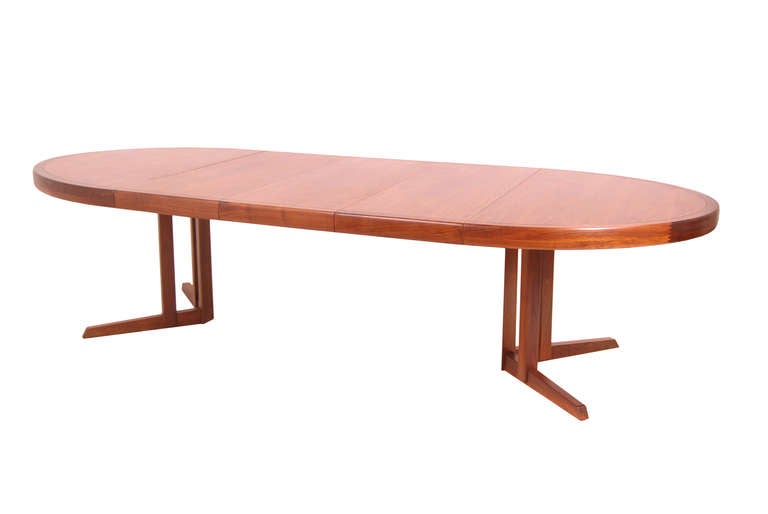 George Nakashima Walnut Dining Table for Widdicomb In Excellent Condition In Los Angeles, CA