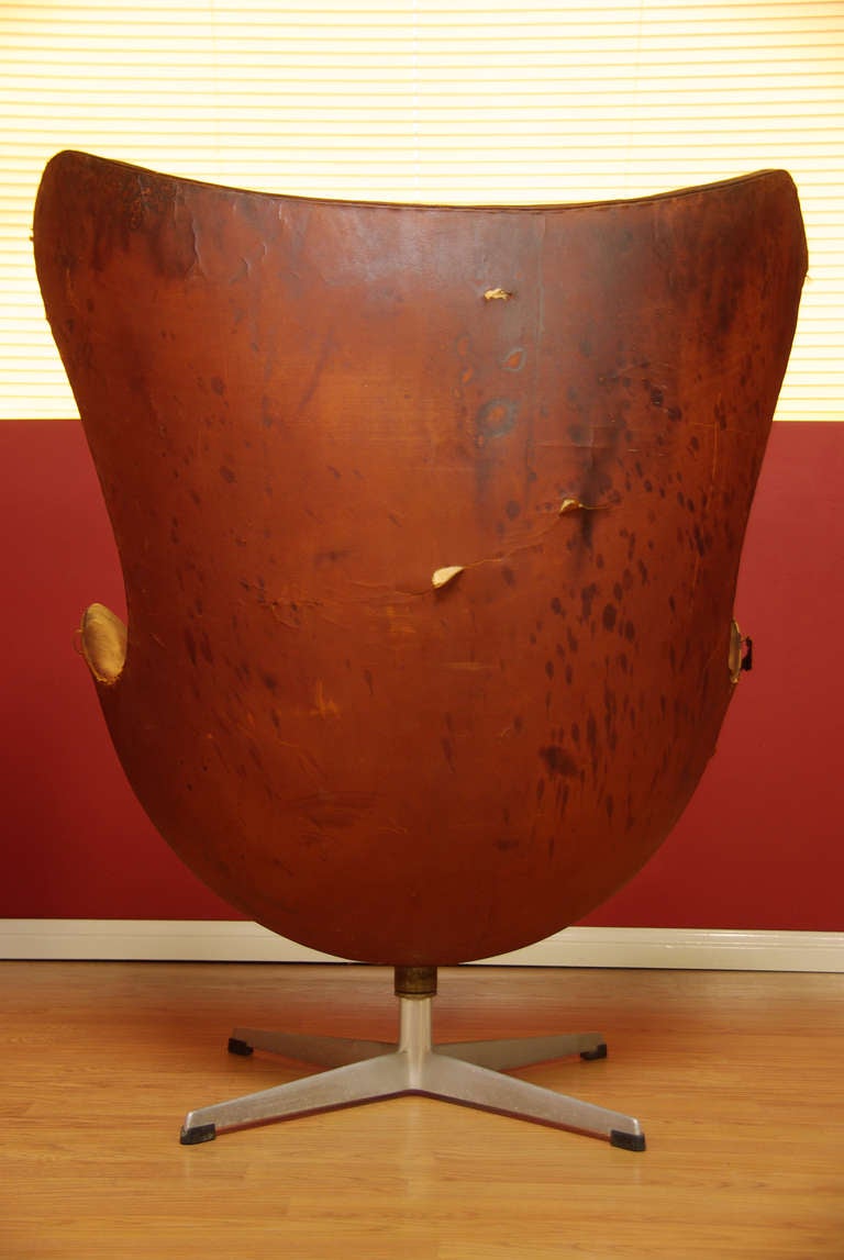 Vintage Arne Jacobsen Leather Egg Chair for Fritz Hansen 1