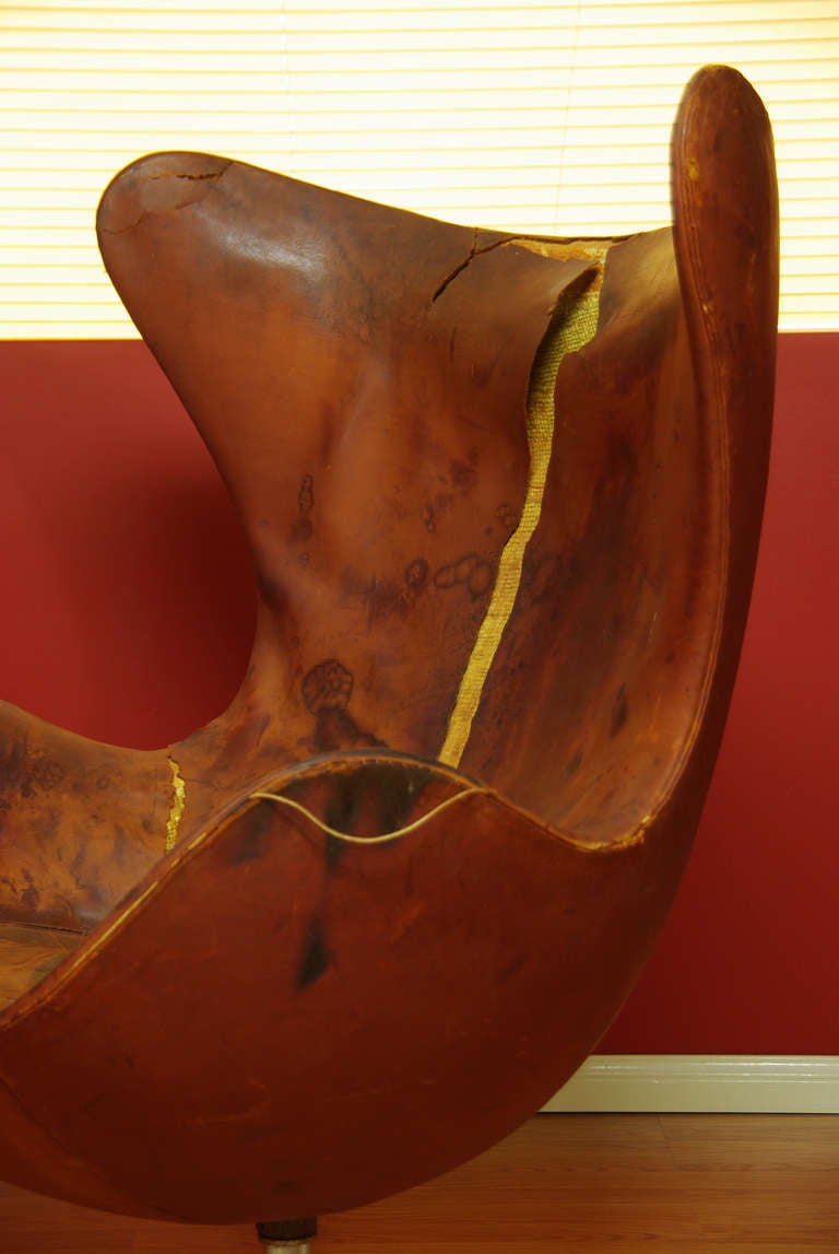 Vintage Arne Jacobsen Leather Egg Chair for Fritz Hansen In Distressed Condition In Los Angeles, CA
