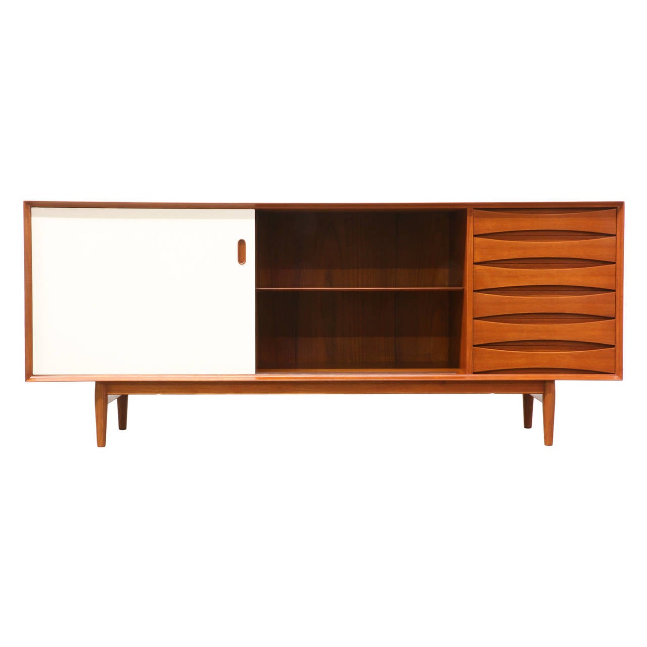 Designer: Arne Vodder.
Manufacturer: Sibast Mobler.
Period/Style: Danish modern.
Country: Denmark.
Date: 1950s.

Dimensions: 30.25″ H x 71.5″ L x 19.5″ W.
Materials: Teak, lacquer.
Condition: Excellent, newly refinished.
Number of Items: