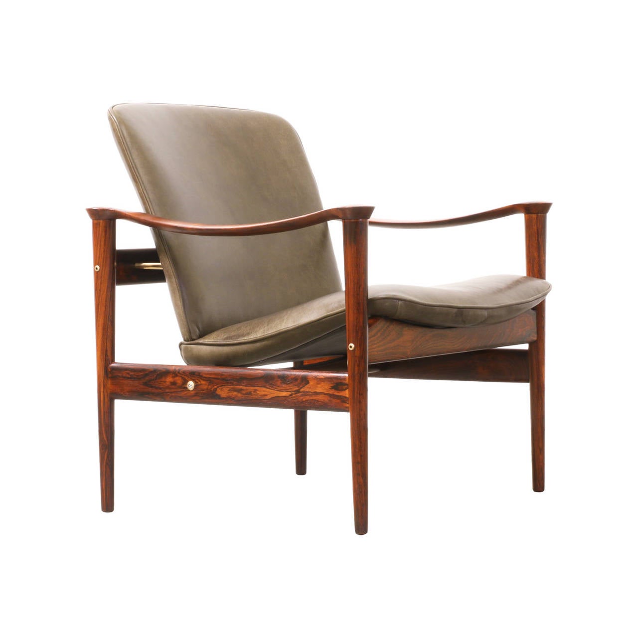 Designer: Fredrik Kayser.
Manufacturer: Vatne Lenestolfabrikk.
Period/Style: Norwegian Modern.
Country: Norway.
Date: 1960s.


Dimensions: 29.75″ H x 27.25″ W x 27″ D.
Seat height: 16.5″.
Materials: Rosewood, leather, brass.
Condition: