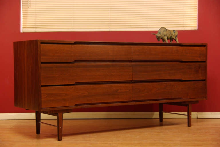 Beautiful vintage walnut dresser designed by Kipp Stewart & Stewart McDougall for Glenn of California. Features six dove tailed drawers.