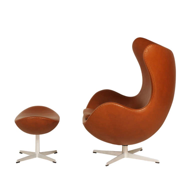 Designer: Arne Jacobsen
Manufacturer: Fritz Hansen
Period/Style: Danish Modern
Country: Denmark
Date: 1958′

Dimensions: 42″H x 35″L x 31″W
Materials: Leather, Aluminum
Condition: Excellent – Newly Reupholstered
Number of Items: 1
ID