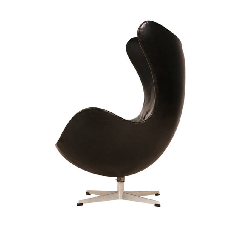 Rare Arne Jacobsen first generation “Egg” chair for Fritz Hansen.