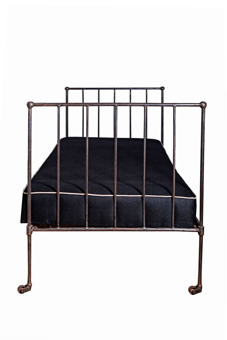Pair of 19th Century French Iron Campaign Beds In Excellent Condition For Sale In Madrid, ES