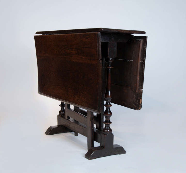 17th century Charles II Period Gateleg Table In Excellent Condition For Sale In London, GB
