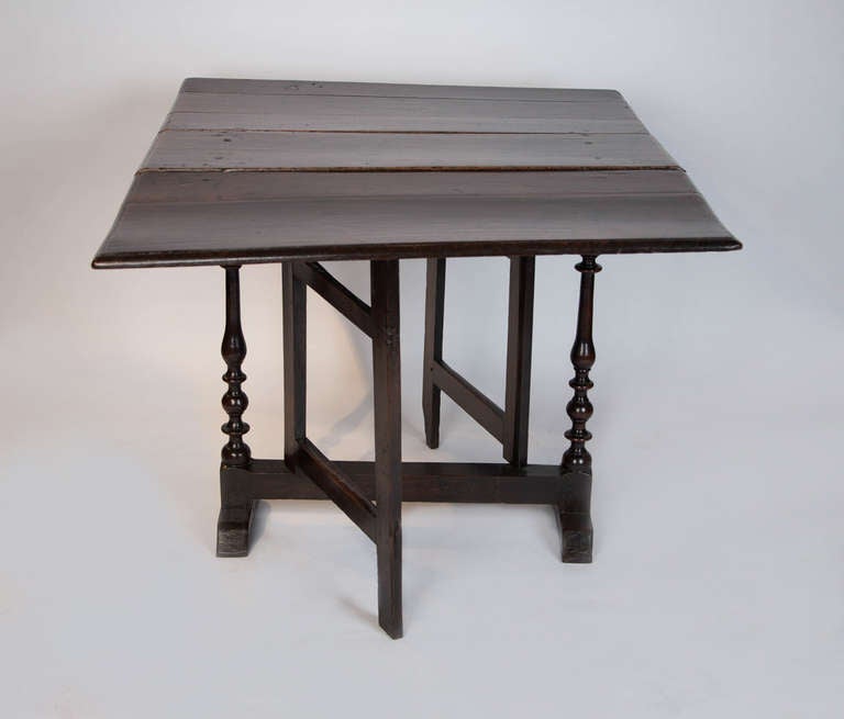 A wonderful Charles II period gateleg table. The rectangular folding top supported on two plain 