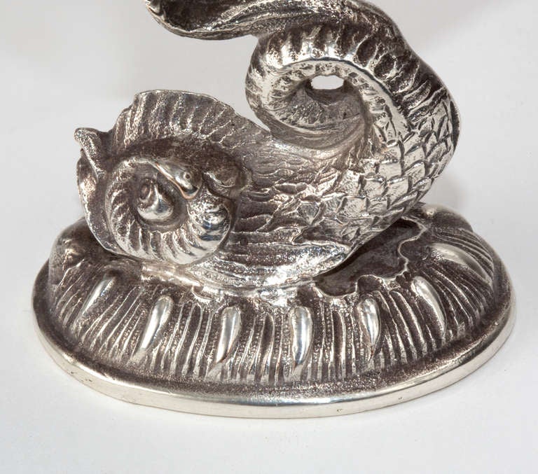 Plaqué argent Paire de salières anglaises en métal argenté avec dauphins en vente