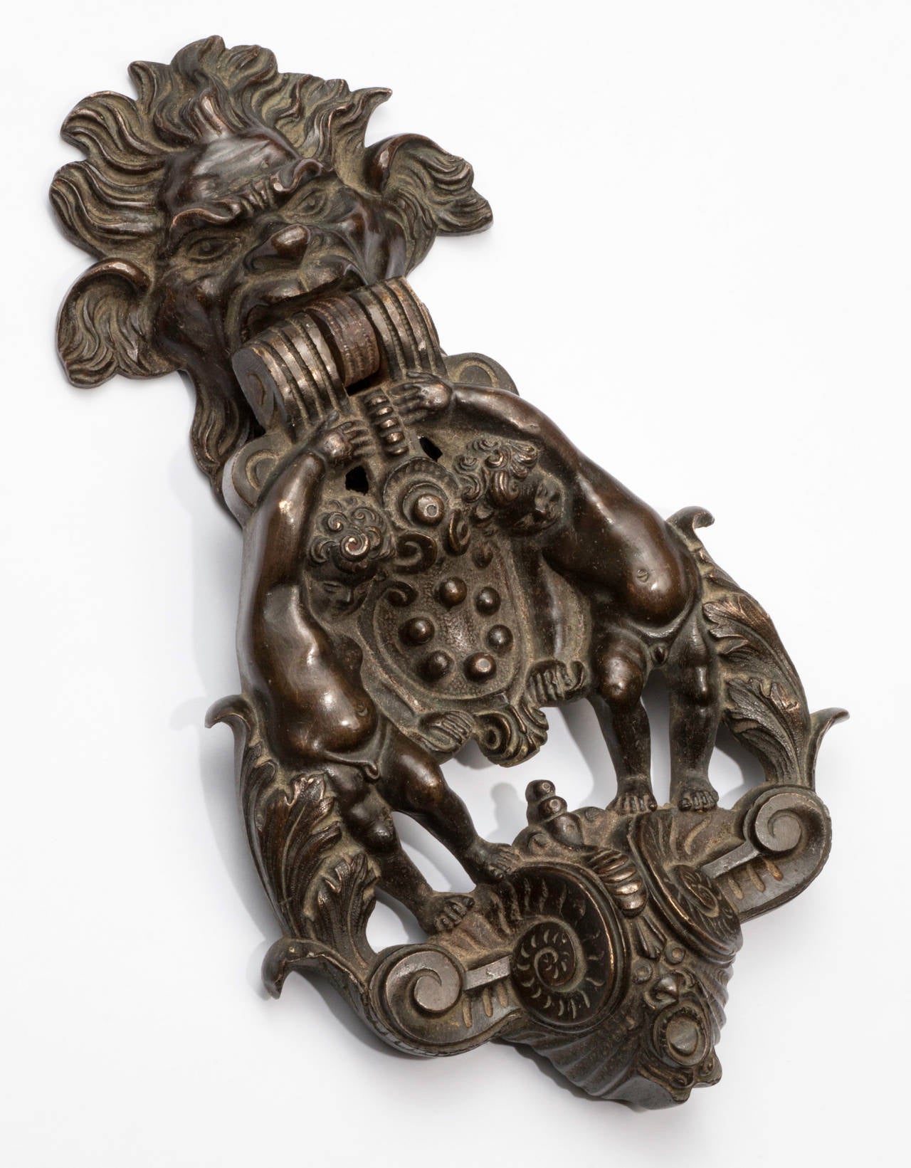 Favolosi battenti in bronzo con lo stemma della famiglia Medici. Vintage, anni '30. Bella fusione dettagliata, ben invecchiata. La dimensione della profondità non include la lunghezza del bullone, che influisce sulle dimensioni dell'imballaggio per