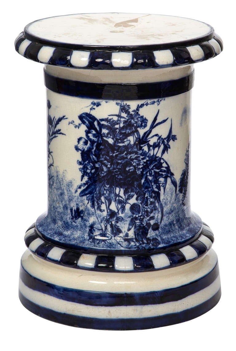 Pedestal, Ceramic Flow Blue, 1920s English  In Good Condition For Sale In Summerland, CA