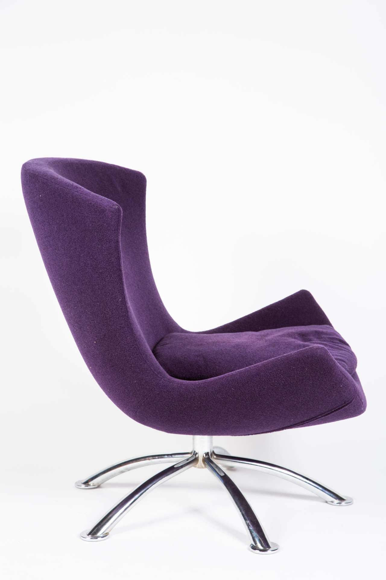 Saarinen style swivel chair and ottoman by Knoll. Original upholstery in wool.
Matching ottoman 19 x 19 x 14 H.