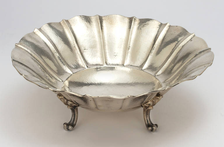 Beautifully handcrafted By Lazarus Posen 800 Continental  silver bowl. Graceful fluted hand hammered, Splayed curled feet makes this bowl perfect centerpiece for your dining table. Hallmarked underneath. 1063 grams
Lazarus Posen 1870-1930 Berlin &