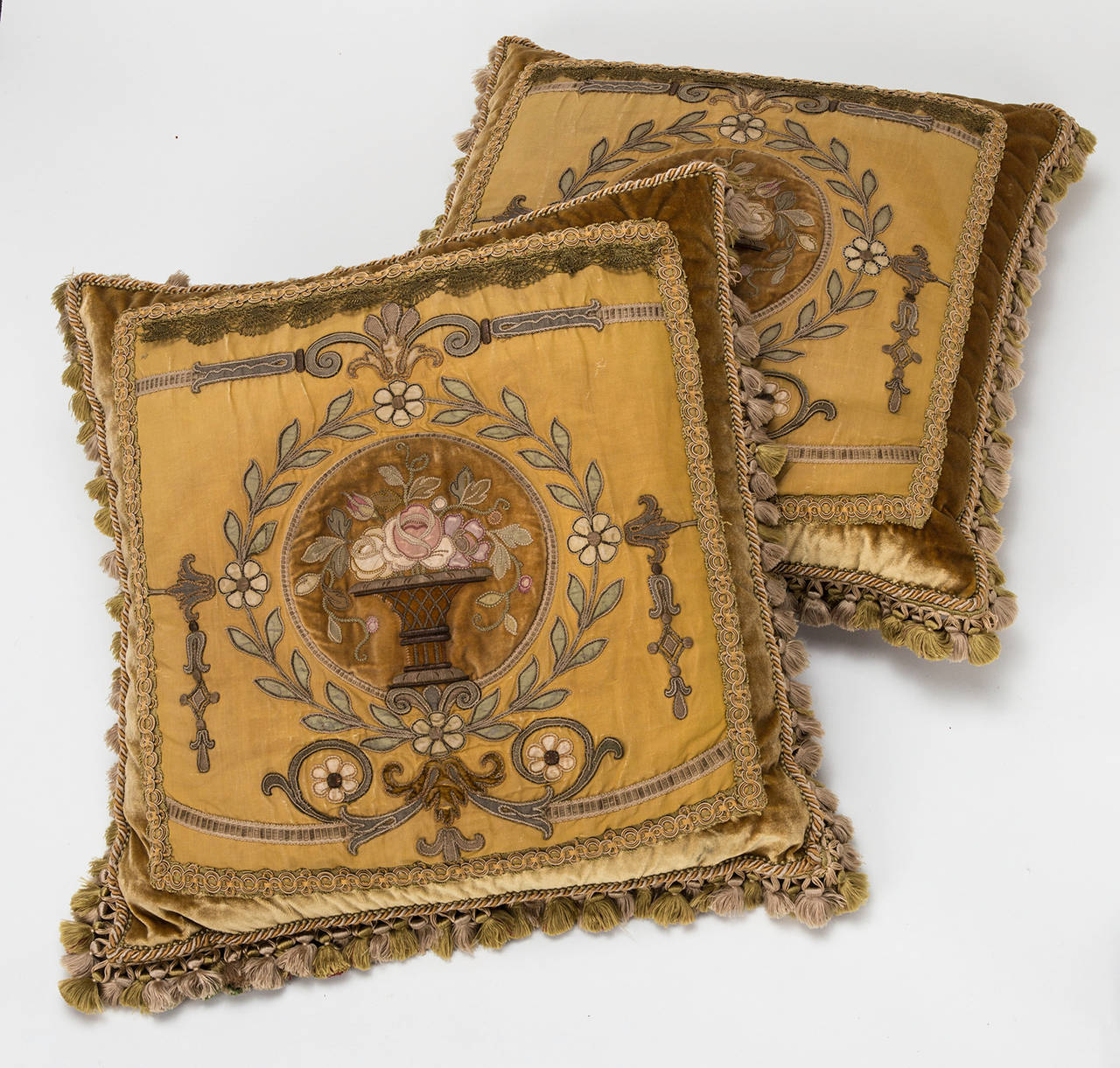 Fantastisch schöne Handarbeit auf diesem Seidensamt und Metallfadenarbeit. Ein französisches Textil aus den späten 1860er Jahren. Neu hergestellte Daunenfüllung.
