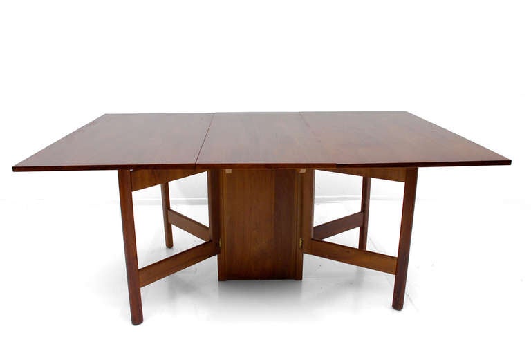 Mid Century Walnut Gateleg Dining Table In Excellent Condition In Chula Vista, CA