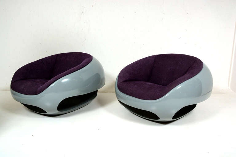 For your consideration a pair of fiberglass chairs made by Italian Designer Mario Sabot.

Very comfortable low lounge chairs.