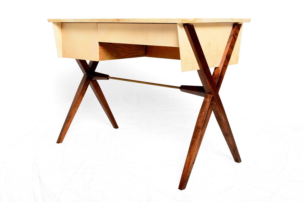 Dekorativer Schreibtisch aus Pergament und Nussbaum von Baumritter:: New York