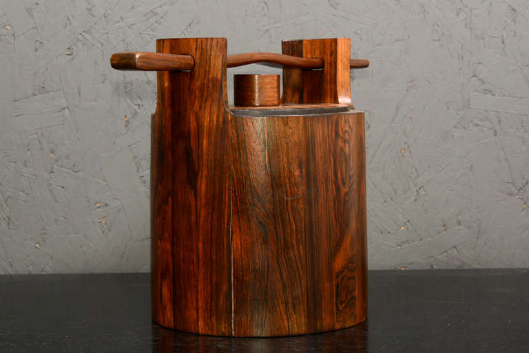 For your consideration a vintage ice bucket made of solid rosewood slats. Designed by Jean Gillon for ITALMA, Brazil circa 1960s.

Aluminum bucket inside has some dings present. Original matching lid and handle.

Partial label present underneath,