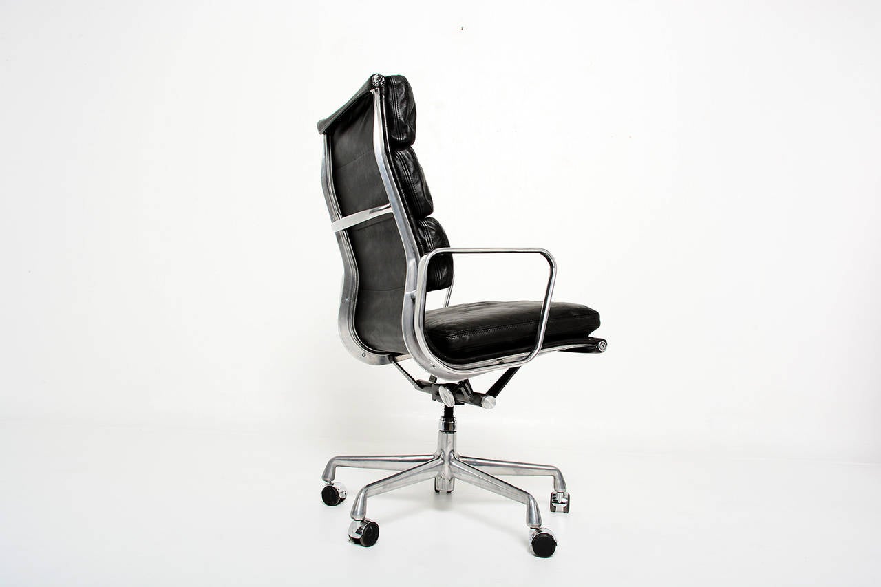 For your consideration a vintage Herman Miller soft Pad with high back in black leather and aluminum base. Original wheels. 

Very comfortable. One of the best chairs you could invest for your body.