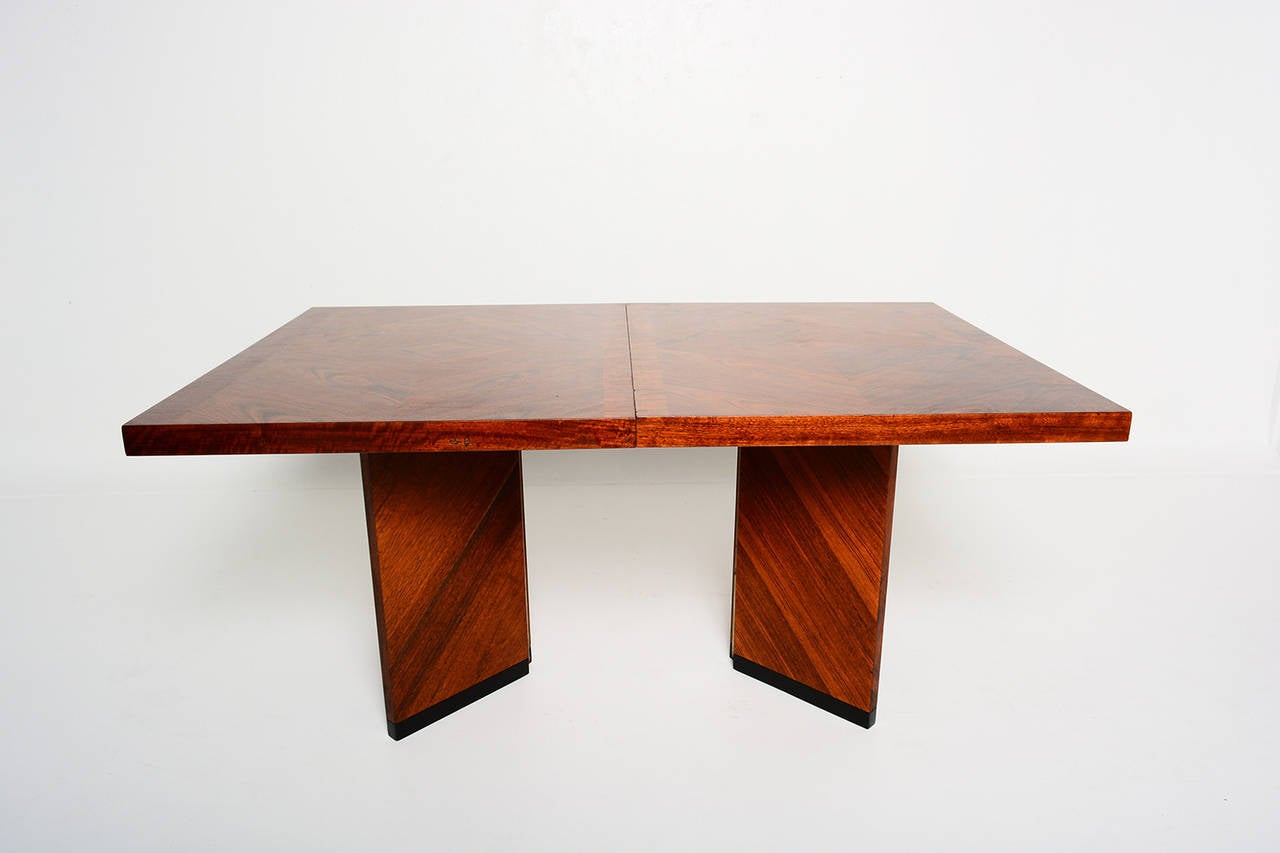 Lane Dining Table in Walnut In Excellent Condition In Chula Vista, CA