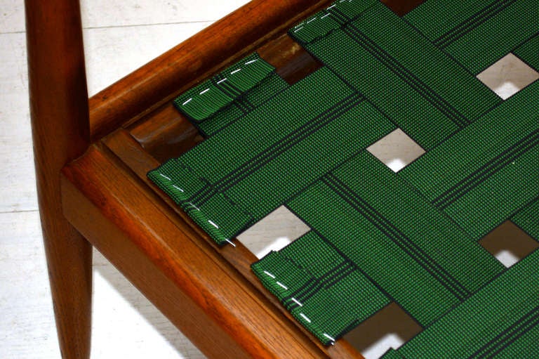 Mid-Century Modern Pair of Lounge Chairs at 1stdibs