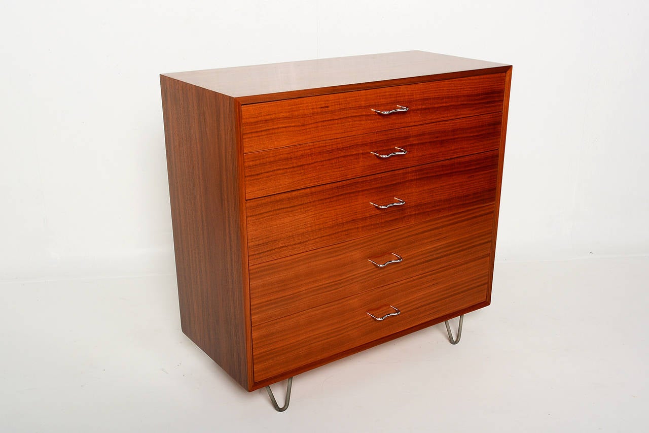 For your consideration a beautiful dresser designed by George Nelson for Herman Miller. 
Features five pull out drawers constructed with double dove tail joints. Mounted in hairpin legs. 

All drawers open and close in perfect order.