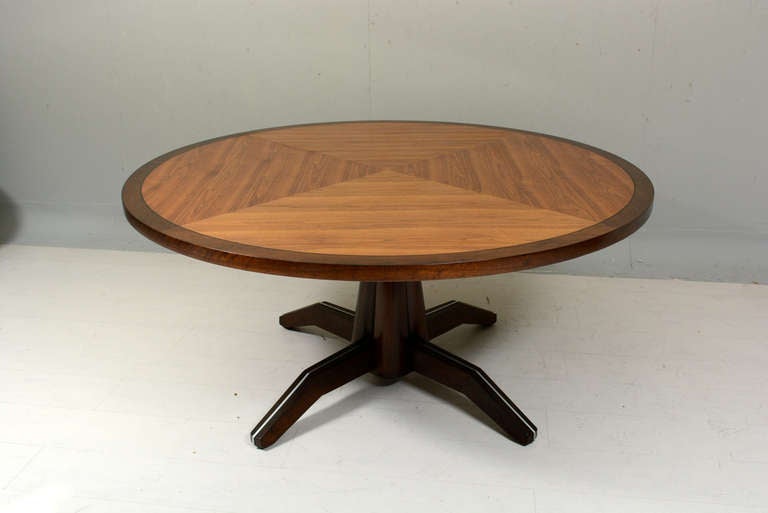 Rare Monteverdi & Young Round table in walnut wood.

Firm and solid construction.