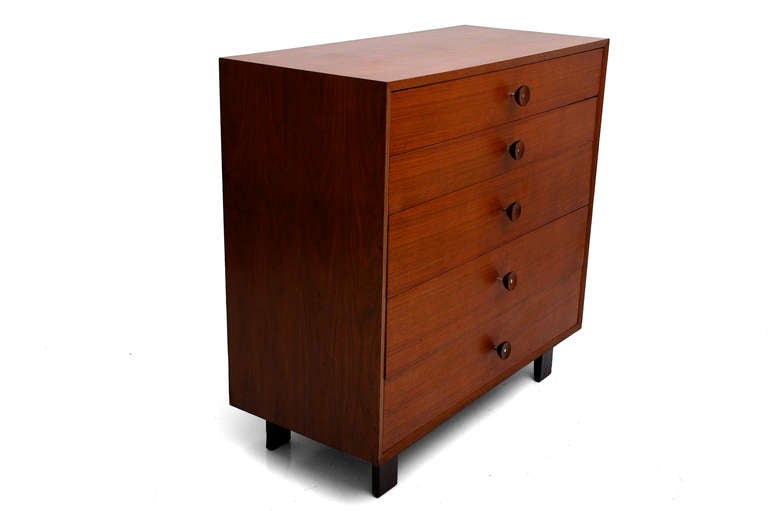 For your consideration a tall dresser designed by George Nelson for Herman Miller. 

Features five pull-out drawers constructed with double dove tail joints and sculptural pull-out handle in solid walnut wood.

Mounted on original wood legs.