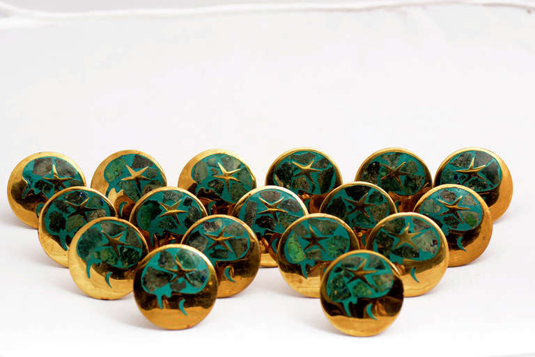 For your consideration a set of 17 pull knobs.
Brass and Malachite stone.

Abstract design of moon and star. Stamped: Los Castillo TAXCO, HECHO EN MEXICO 135.