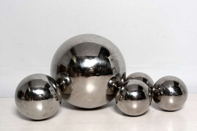 For your consideration a set of five sphere sculpture by Diego Matthai.

Spheres h.

The large sphere has the signature from Matthai in the center.
One large one 17