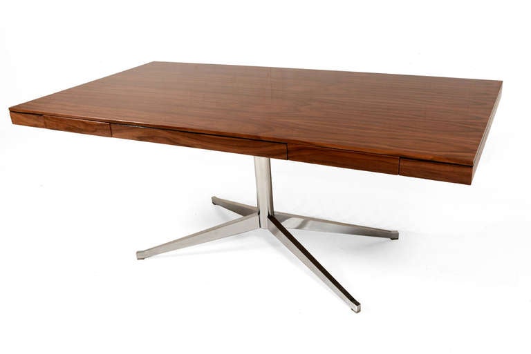 For your consideration a partners desk with four pull out drawers two on each side. 

Beautiful walnut grain.