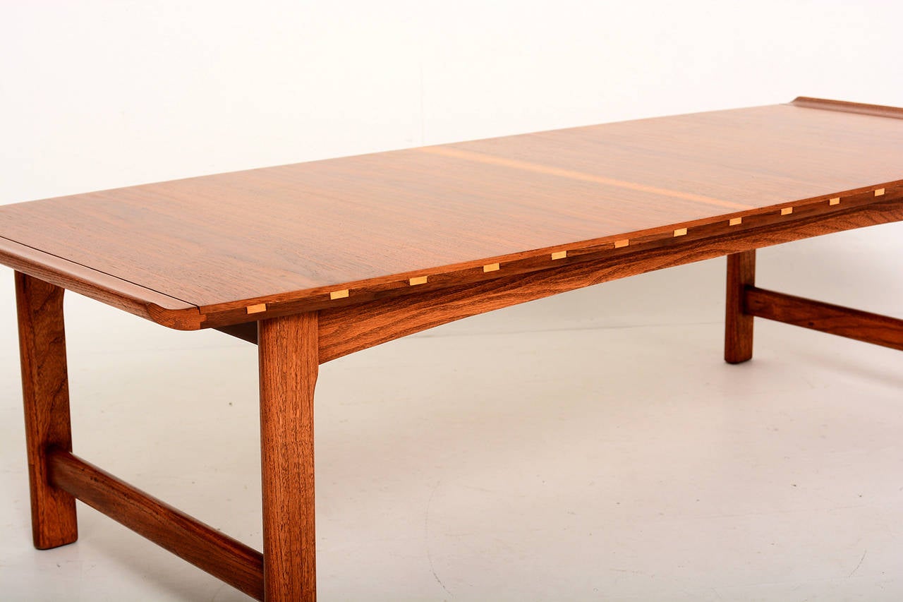 For your consideration a mid-century modern coffee table by Lane. Beautiful walnut wood grain, running in a vertical way. Surfboard shape with sculptural lips. Dove tail accents in lighter wood along the sides of the coffee table.

Stamped