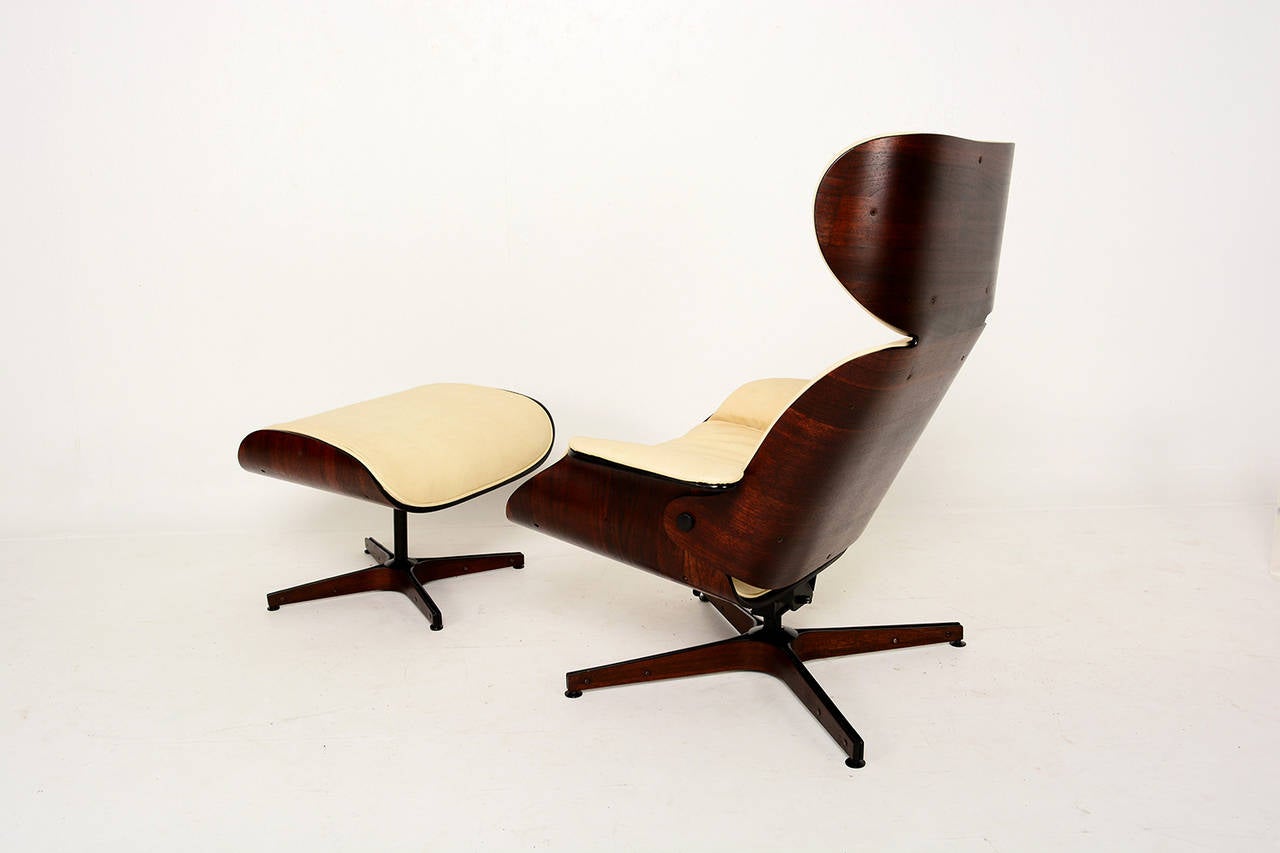 For your consideration a vintage Mr Chair by George Mulhauser for Plycraft.

Bent plywood (walnut wood) with faux leather in ivory color. 

Retains labels from maker underneath.