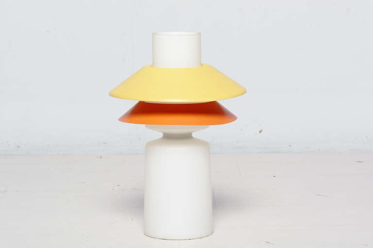 For your consideration a Rare Raak Amsterdam  desk lamp with two aluminum color shades.