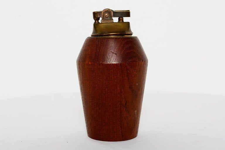 For your consideration a vintage modern cigarette lighter made in solid teakwood. Brass lighter made by Crown. 

Stamped, made in Norway. 
Requires gas fluid.
