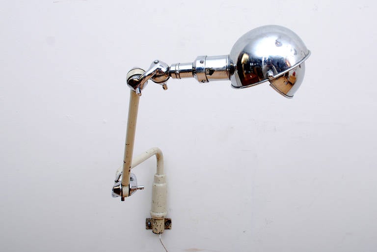 For your consideration a vintage Industrial medical wall lamp.

Constructed with bronze and brass. Brass is chrome-plated.
The bronze body is painted in white, some other areas are chrome-plated.  

Beautiful vintage condition. The lamp has