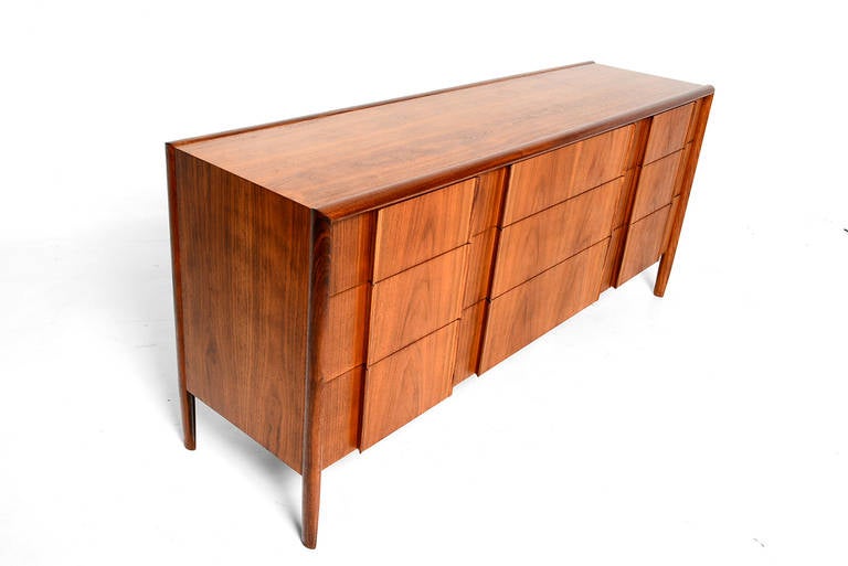 For your consideration a Drexel triple dresser or credenza.

Features nine pull out drawers constructed with double dove tail joints. All drawers open and close with ease. 

Beautiful walnut grain selection. Sculptural wood handles built into