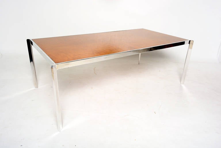 For your consideration a rare and hard to find dining table designed by Milo Baughman. Aluminum frame with burl wood table top.

Clean modern lines.