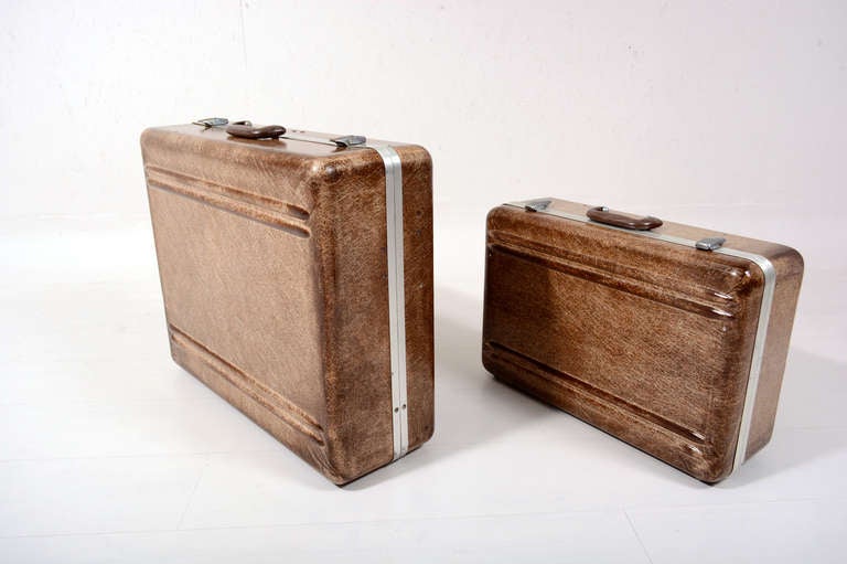 For your consideration a set of three suitcases in fiberglass with blue and brown colors. 
Measures:
Blue suitcase: 18