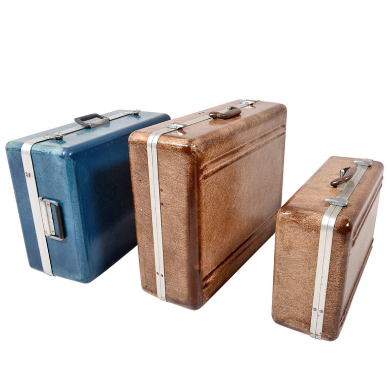 Ensemble de trois valises en fibre de verre En vente sur 1stDibs